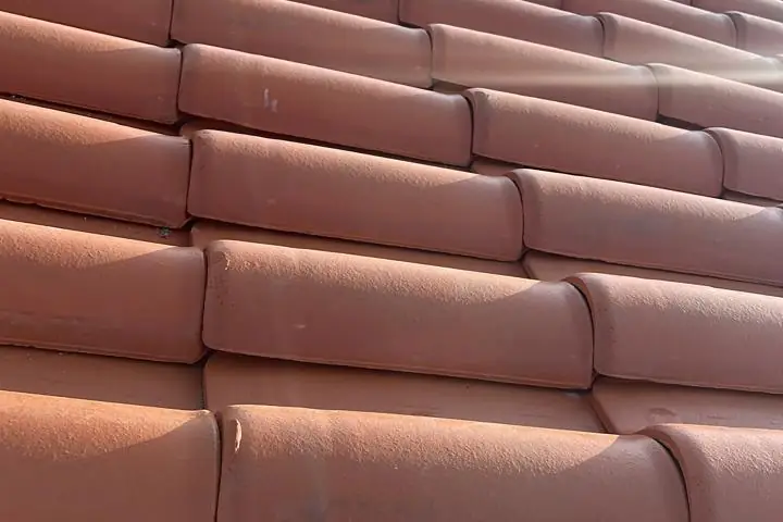 Detalhe aproximado do assentamento das telhas cerâmicas