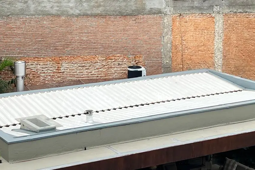 Laje com cobertura metálica e clarabóia, tratada contra infiltração